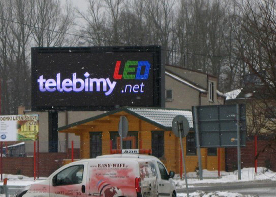 ポーランドでの P20mm 屋外広告 LED スクリーンのデジタル看板